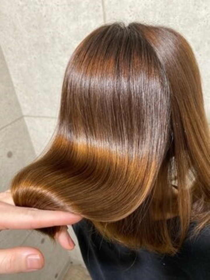 カラーしながらヘアケアも可能なこだわりのトリートメントで施術ダメージに負けない美髪を実現します。