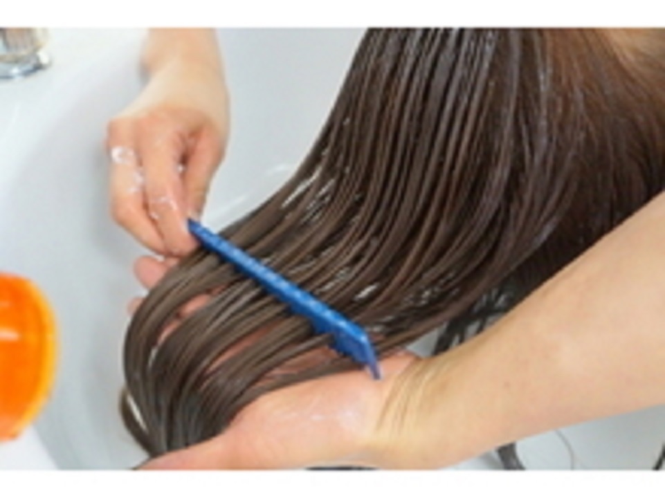 4つ目の手順では髪表面のキューティクルを補修し、思わず触れたくなる理想のツヤ髪へ導きます。
