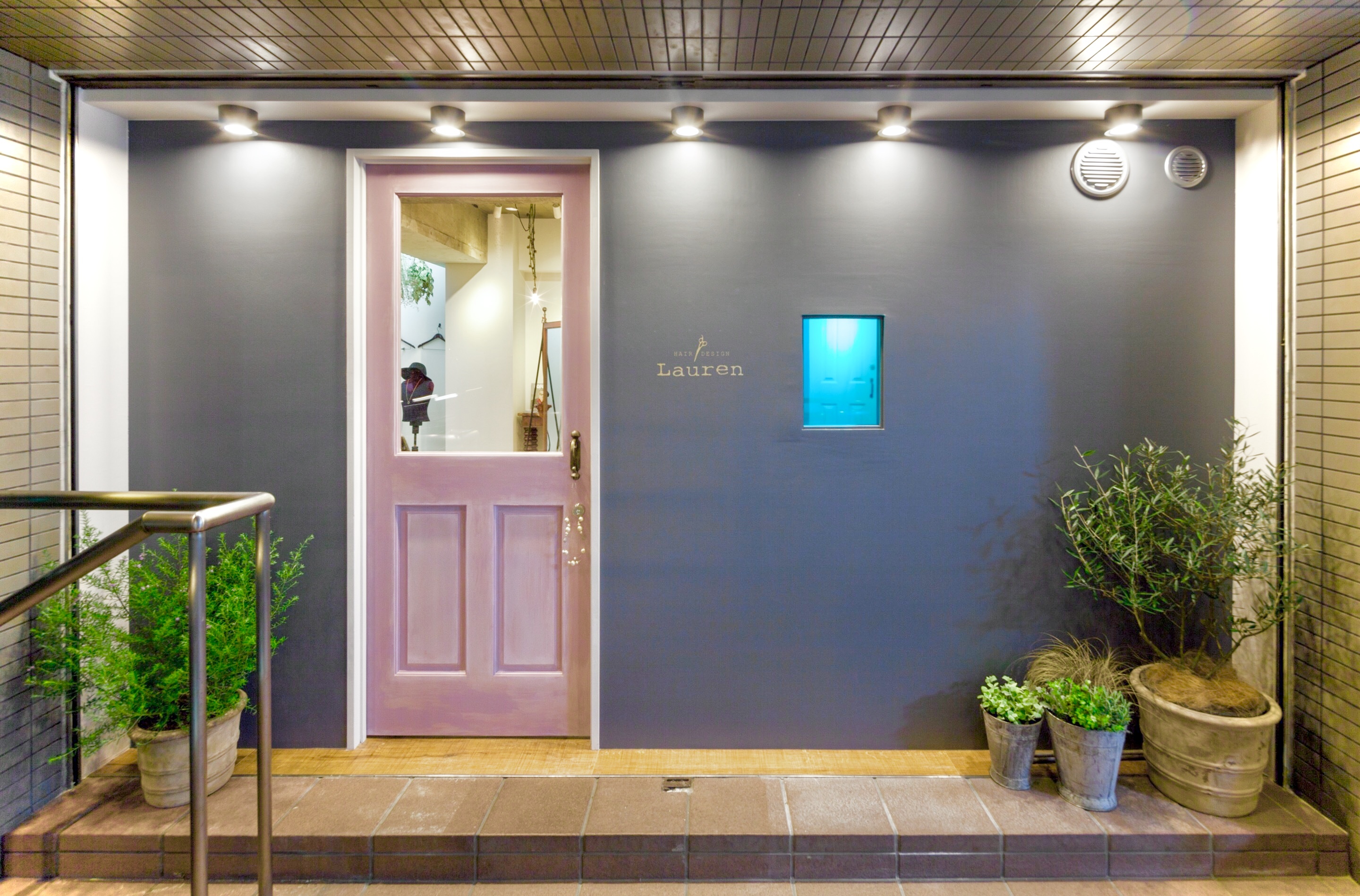 可愛らしいピンクの扉、ドライフラワーが飾られたカフェのようなオシャレなお店で通い続けたくなるサロン！