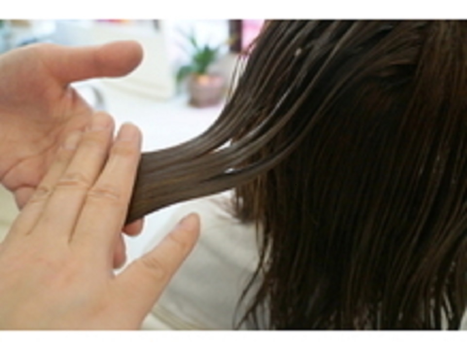 3つ目の手順では毛髪の深くまでトリートメント成分を浸透させ、毛髪表面の状態を均一に整えます。