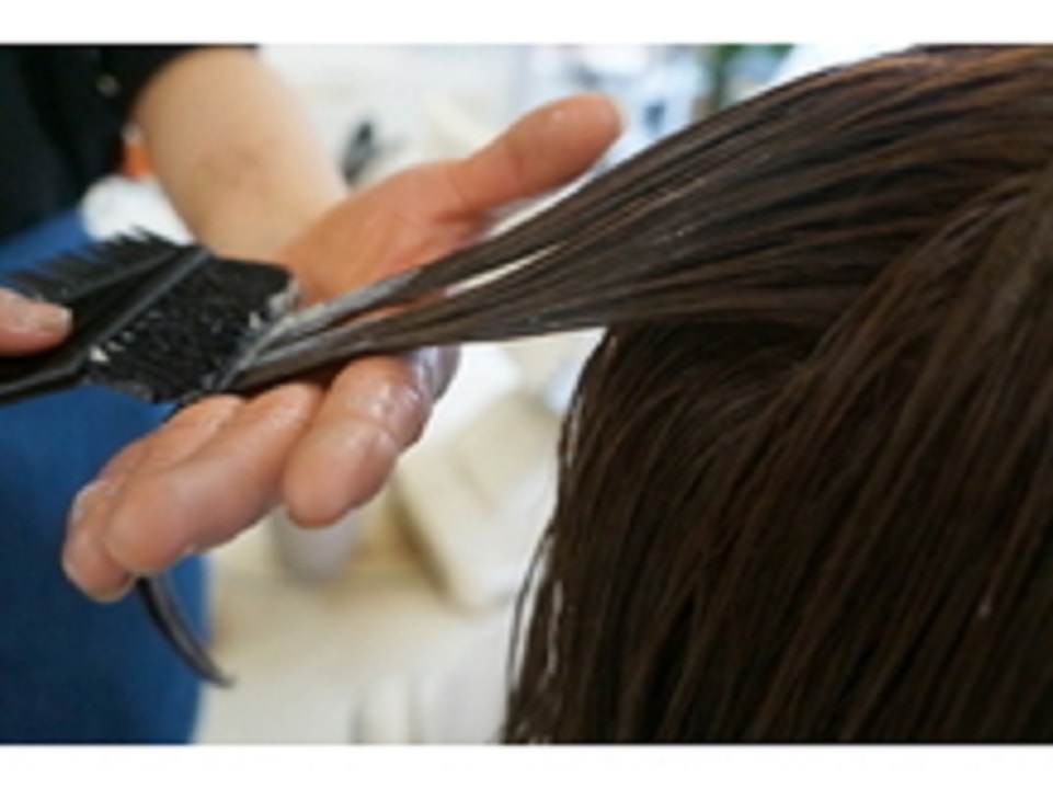 2つ目の手順では毛髪を柔らかくする役目を担う「CMC」を補修し、髪の保湿効果を高めます。