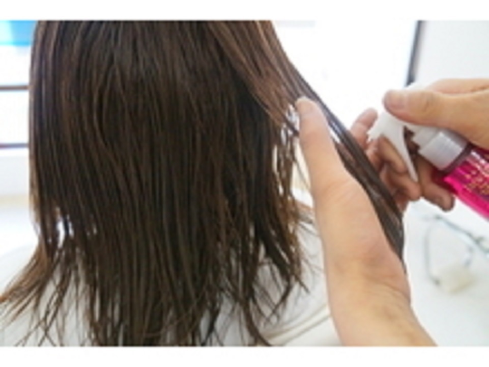 1つ目の手順では日本人の髪質で最もダメージを受ける「コルテックス」を補修し、強い髪に導きます。